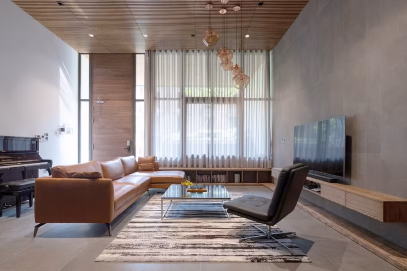 Cầu thang thép gỗ uốn lượn đi trên mặt nước - điểm nhấn độc đáo trong không gian nội thất