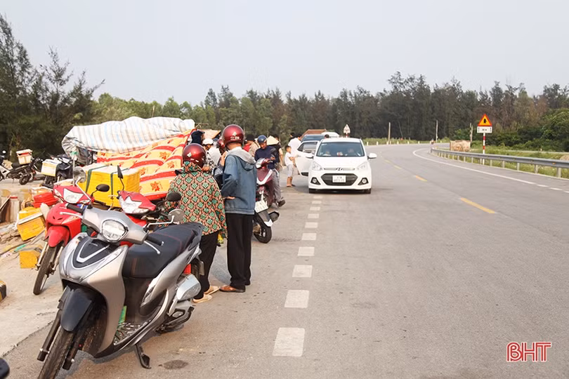 Tái diễn cảnh chợ hải sản tự phát lấn đường ven biển Hà Tĩnh