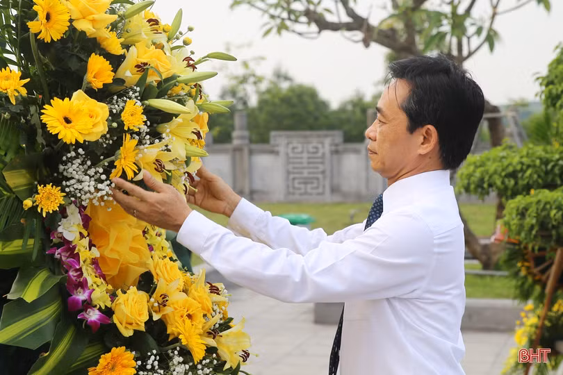 Lãnh đạo tỉnh Hà Tĩnh dâng hương tưởng nhớ cố Tổng Bí thư Hà Huy Tập