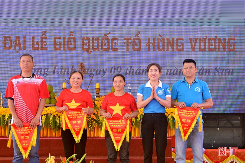 Sôi nổi giải kéo co chào mừng đại giỗ Quốc Tổ Hùng Vương năm 2021 tại Hà Tĩnh