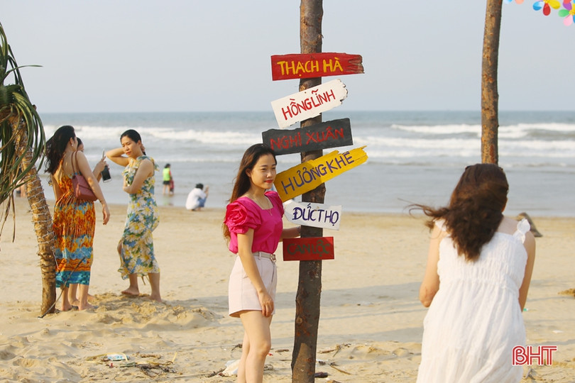 Vừa khởi động mùa du lịch, các bãi biển Hà Tĩnh đã nhộn nhịp du khách