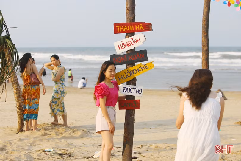 Vừa khởi động mùa du lịch, các bãi biển Hà Tĩnh đã nhộn nhịp du khách