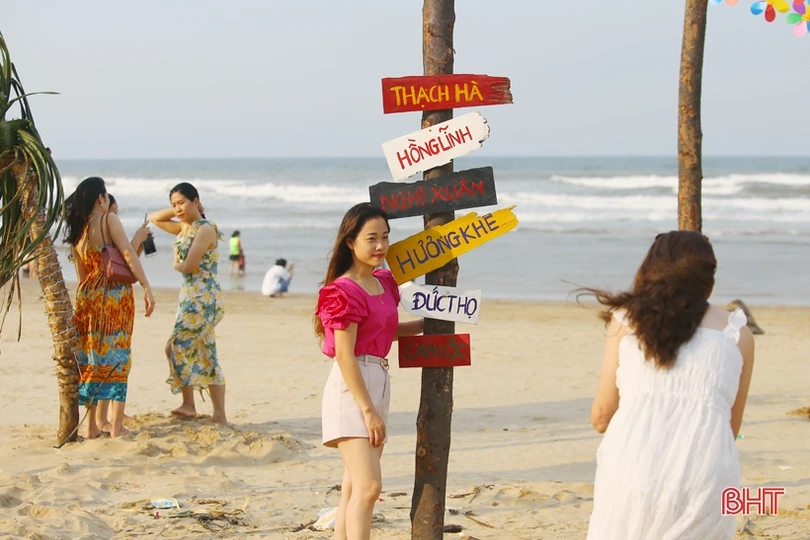 Vừa khởi động mùa du lịch, các bãi biển Hà Tĩnh đã nhộn nhịp du khách
