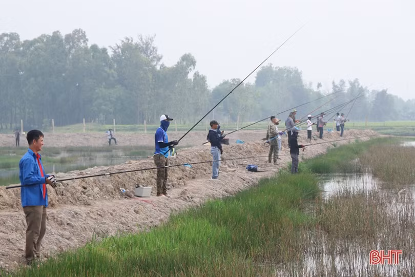 Gần 40 cần thủ Hà Tĩnh so tài câu cá lóc bằng bát cuốn tay 