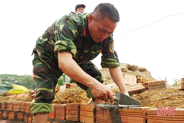 Gần 100 cán bộ, chiến sỹ giúp người dân miền núi Hà Tĩnh xây dựng nông thôn mới