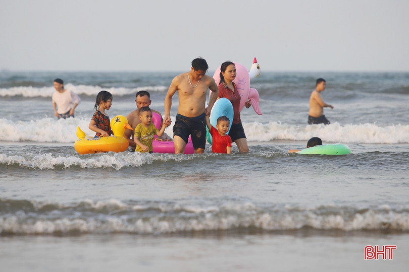 Vừa khởi động mùa du lịch, các bãi biển Hà Tĩnh đã nhộn nhịp du khách