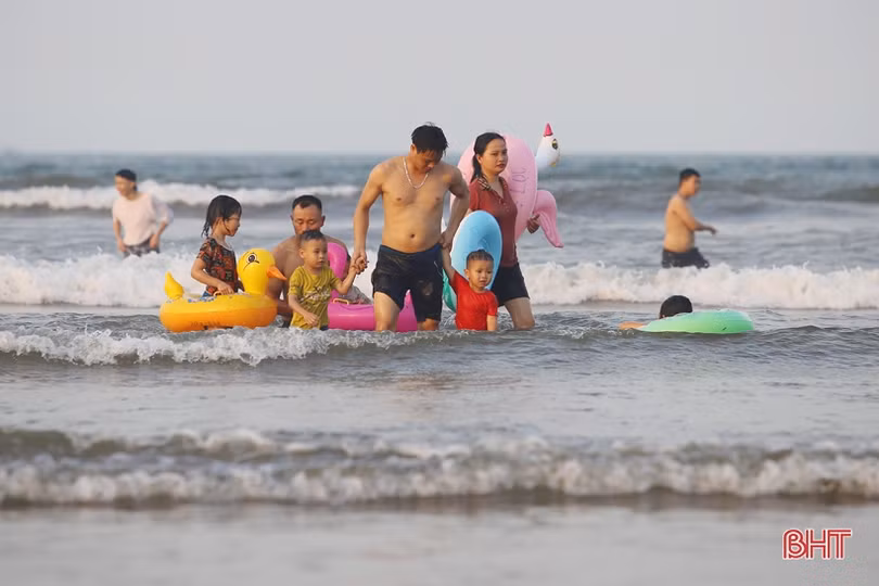 Vừa khởi động mùa du lịch, các bãi biển Hà Tĩnh đã nhộn nhịp du khách