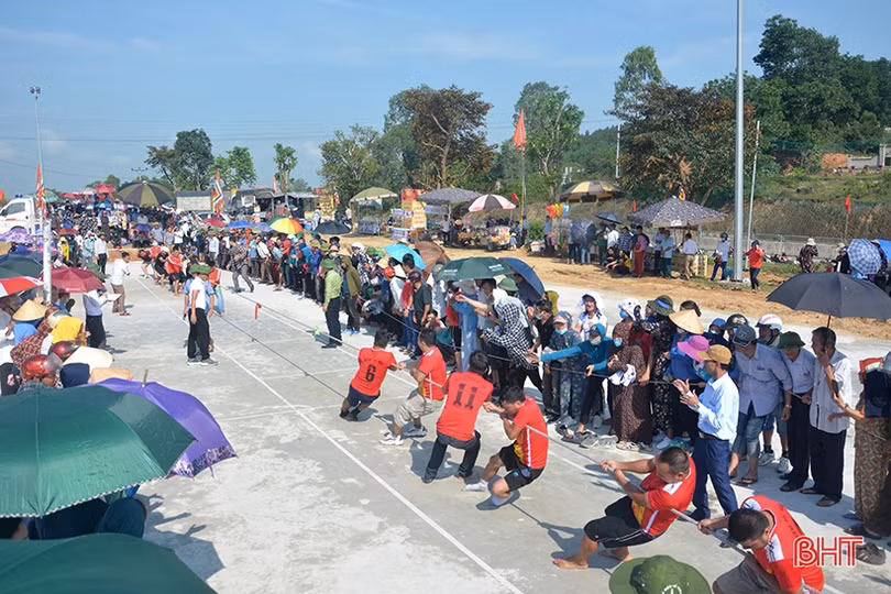 Sôi nổi giải kéo co chào mừng đại giỗ Quốc Tổ Hùng Vương năm 2021 tại Hà Tĩnh