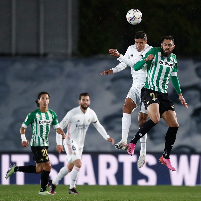 Real Madrid hòa thất vọng, cờ đến tay Barca