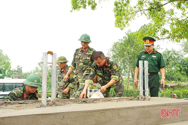 Gần 100 cán bộ, chiến sỹ giúp người dân miền núi Hà Tĩnh xây dựng nông thôn mới