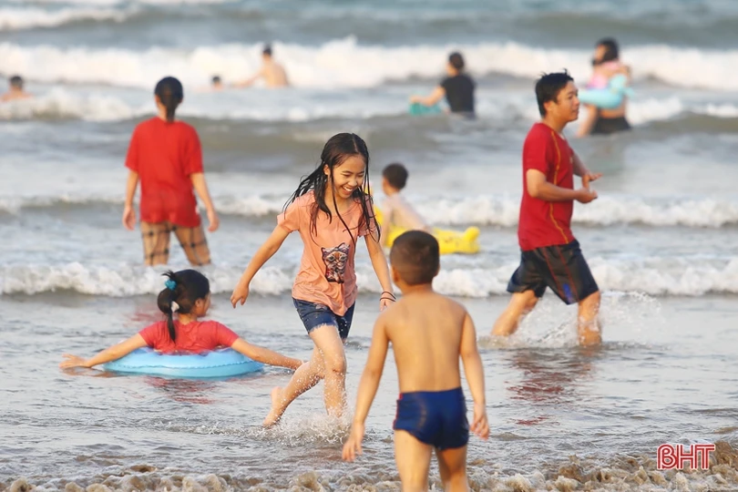 Vừa khởi động mùa du lịch, các bãi biển Hà Tĩnh đã nhộn nhịp du khách