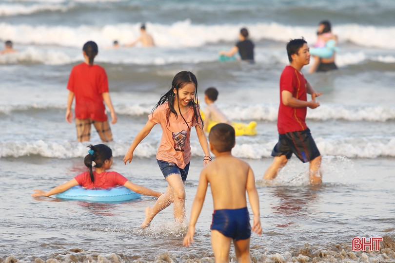 Vừa khởi động mùa du lịch, các bãi biển Hà Tĩnh đã nhộn nhịp du khách