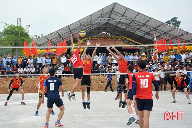 Khởi tranh Giải Bóng chuyền Cúp tứ hùng TX Hồng Lĩnh lần thứ nhất