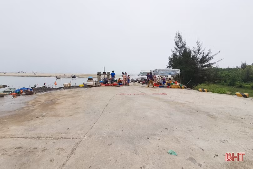 Dẹp chợ hải sản tự phát trên đường ven biển sau khi Báo Hà Tĩnh phản ánh
