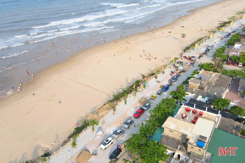 Vừa khởi động mùa du lịch, các bãi biển Hà Tĩnh đã nhộn nhịp du khách