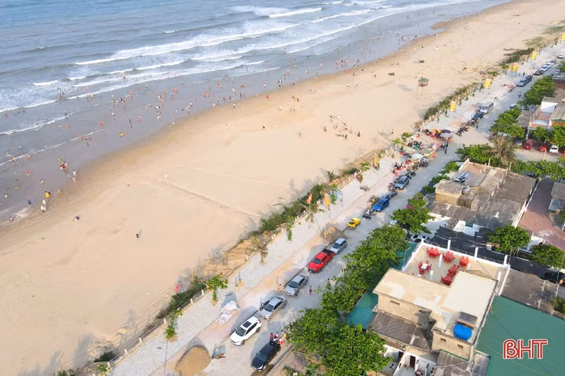 Vừa khởi động mùa du lịch, các bãi biển Hà Tĩnh đã nhộn nhịp du khách