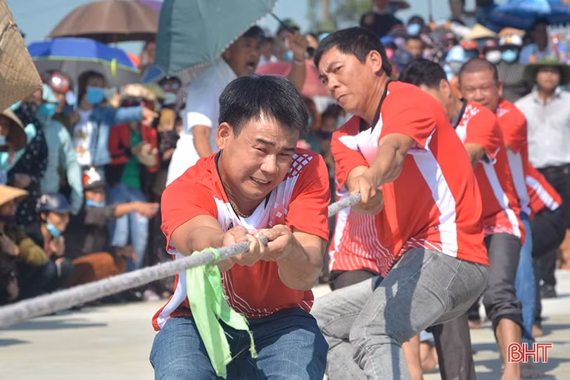 Sôi nổi giải kéo co chào mừng đại giỗ Quốc Tổ Hùng Vương năm 2021 tại Hà Tĩnh