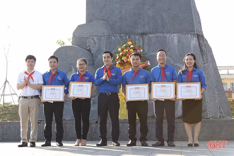 Thiếu nhi Hà Tĩnh tự hào truyền thống - Tiếp bước cha anh”