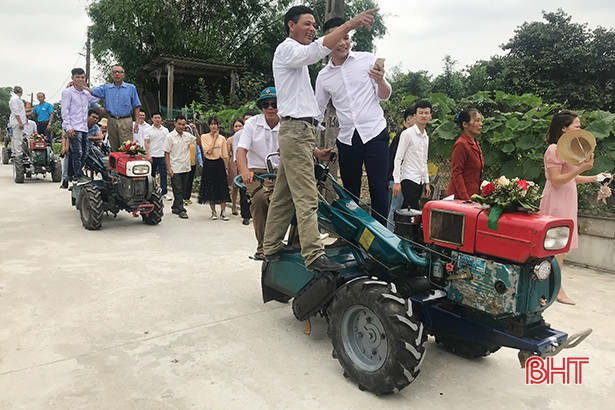 Hà Tĩnh: Rước dâu bằng... máy cày