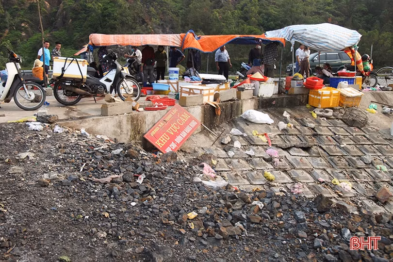 Tái diễn cảnh chợ hải sản tự phát lấn đường ven biển Hà Tĩnh