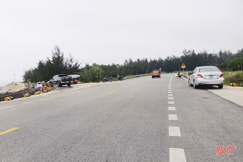 Dẹp chợ hải sản tự phát trên đường ven biển sau khi Báo Hà Tĩnh phản ánh