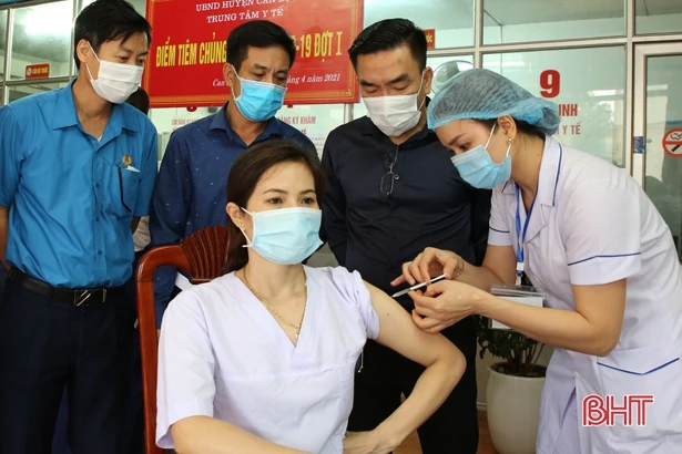 Hà Tĩnh đã tiêm an toàn 2.862 liều vắc-xin phòng Covid-19