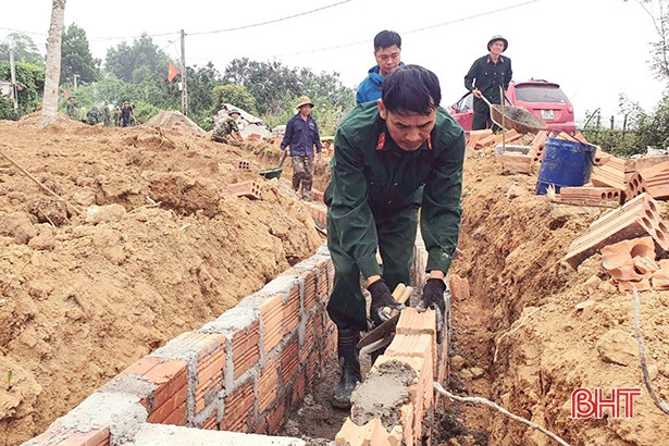 Gần 100 cán bộ, chiến sỹ giúp người dân miền núi Hà Tĩnh xây dựng nông thôn mới