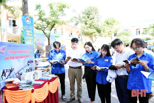 Học sinh Hà Tĩnh tham gia triển lãm số về Hoàng Sa và Trường Sa