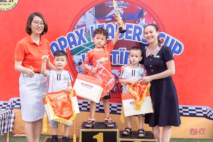 Sôi nổi giải đua xe đạp của các bé mầm non trường Trung Kiên