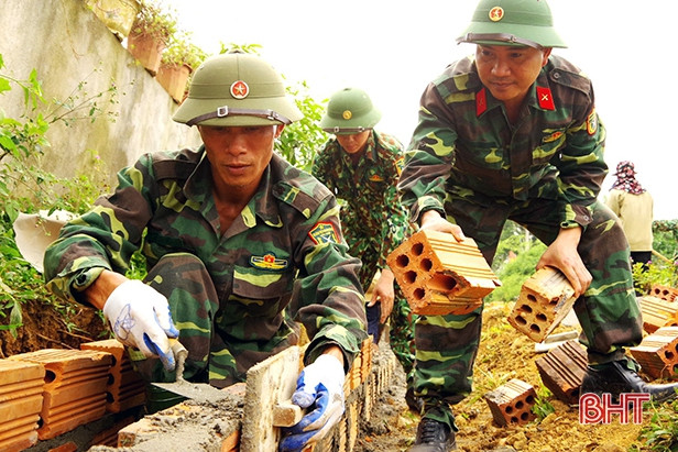 Gần 100 cán bộ, chiến sỹ giúp người dân miền núi Hà Tĩnh xây dựng nông thôn mới