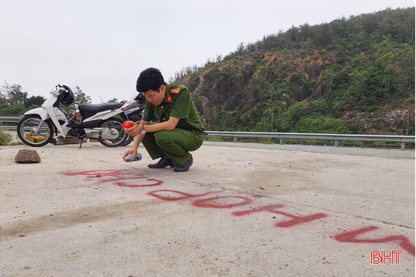 Dẹp chợ hải sản tự phát trên đường ven biển sau khi Báo Hà Tĩnh phản ánh