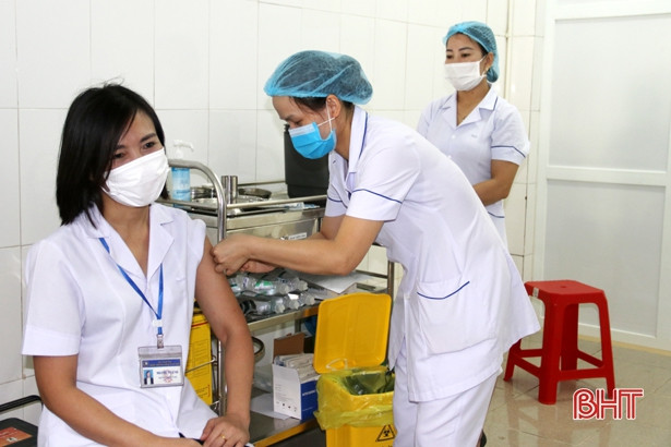 Triển khai tiêm vắc xin phòng Covid-19 tại 2 đô thị lớn ở Hà Tĩnh