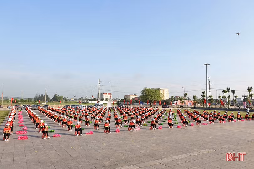 Thiếu nhi Hà Tĩnh tự hào truyền thống - Tiếp bước cha anh”