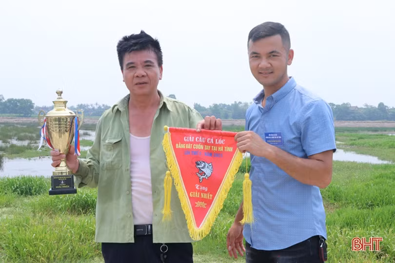 Gần 40 cần thủ Hà Tĩnh so tài câu cá lóc bằng bát cuốn tay 