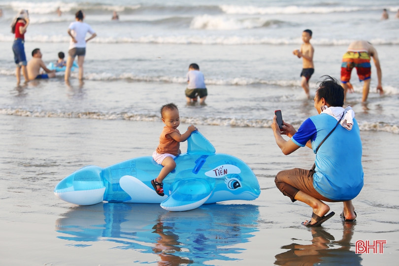 Vừa khởi động mùa du lịch, các bãi biển Hà Tĩnh đã nhộn nhịp du khách