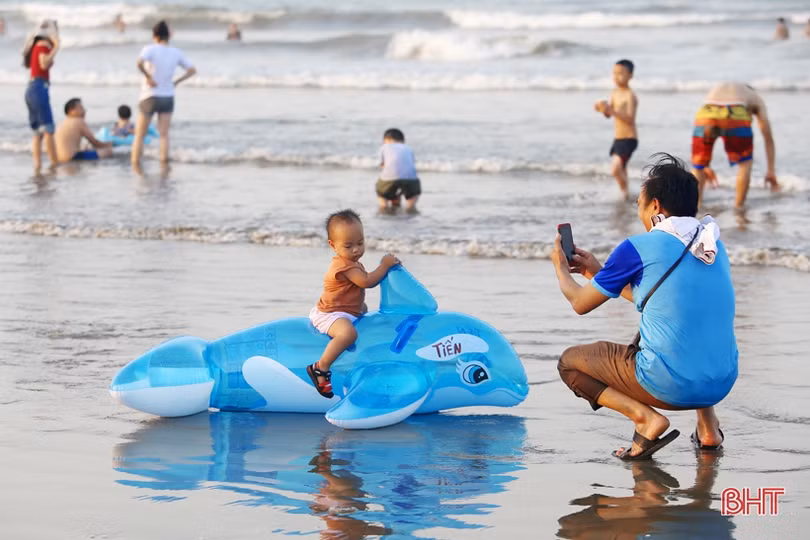 Vừa khởi động mùa du lịch, các bãi biển Hà Tĩnh đã nhộn nhịp du khách