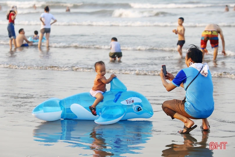 Vừa khởi động mùa du lịch, các bãi biển Hà Tĩnh đã nhộn nhịp du khách