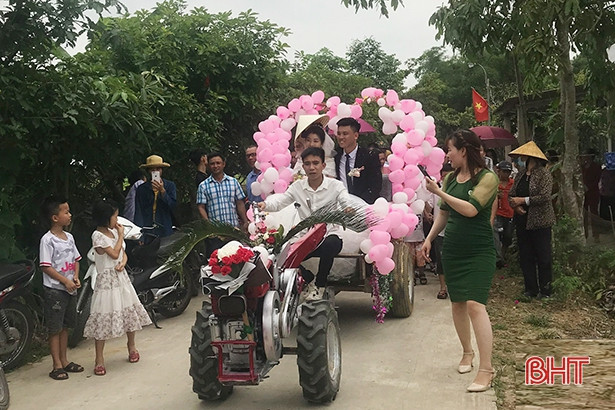 Hà Tĩnh: Rước dâu bằng... máy cày