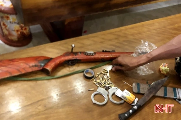 Hà Tĩnh: Bắt đối tượng tàng trữ ma túy, phát hiện súng, dao trong nhà