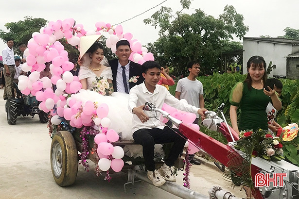Hà Tĩnh: Rước dâu bằng... máy cày