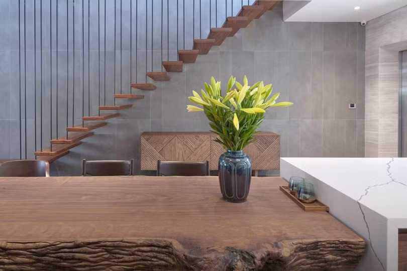 Cầu thang thép gỗ uốn lượn đi trên mặt nước - điểm nhấn độc đáo trong không gian nội thất