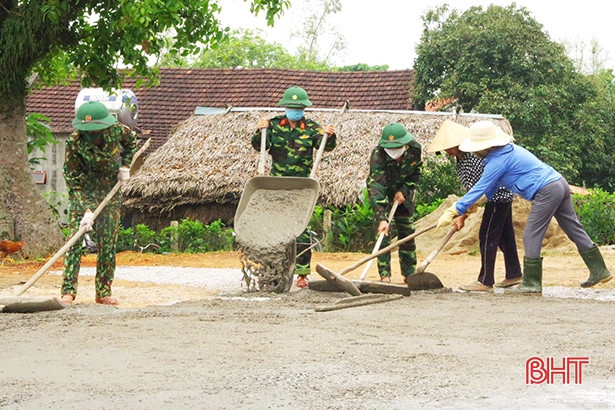 Gần 100 cán bộ, chiến sỹ giúp người dân miền núi Hà Tĩnh xây dựng nông thôn mới