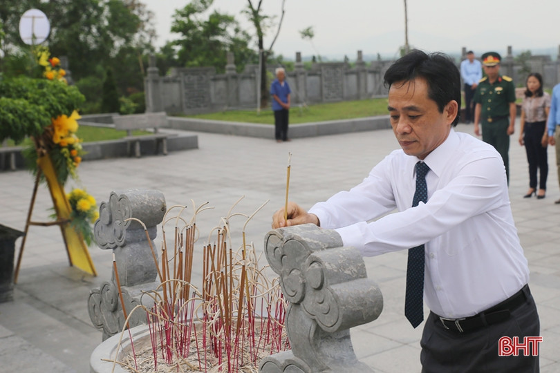 Lãnh đạo tỉnh Hà Tĩnh dâng hương tưởng nhớ cố Tổng Bí thư Hà Huy Tập