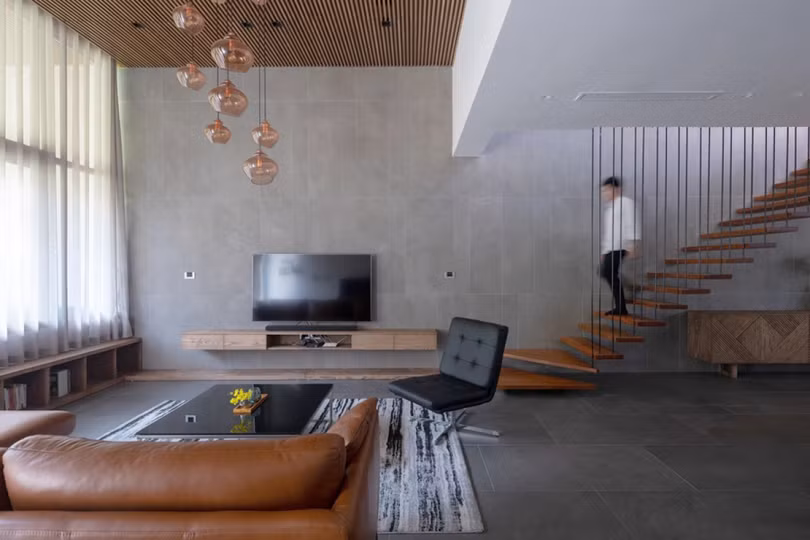 Cầu thang thép gỗ uốn lượn đi trên mặt nước - điểm nhấn độc đáo trong không gian nội thất