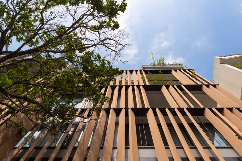 Cầu thang thép gỗ uốn lượn đi trên mặt nước - điểm nhấn độc đáo trong không gian nội thất