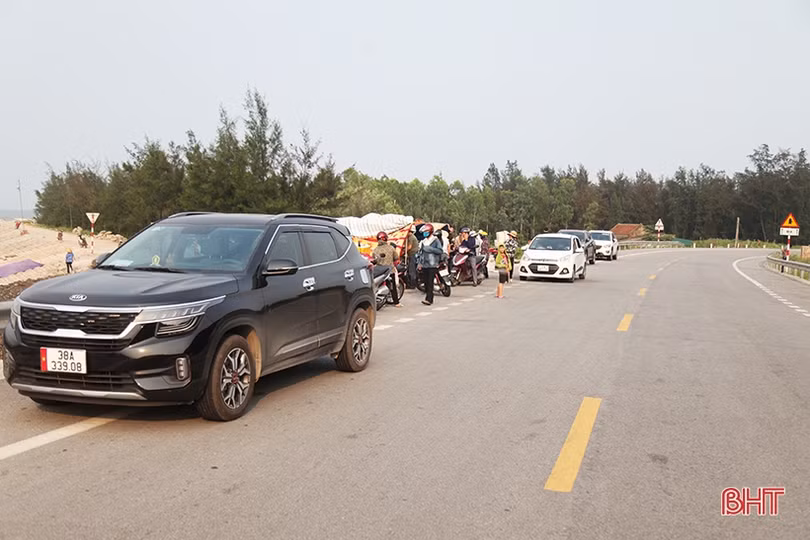 Tái diễn cảnh chợ hải sản tự phát lấn đường ven biển Hà Tĩnh