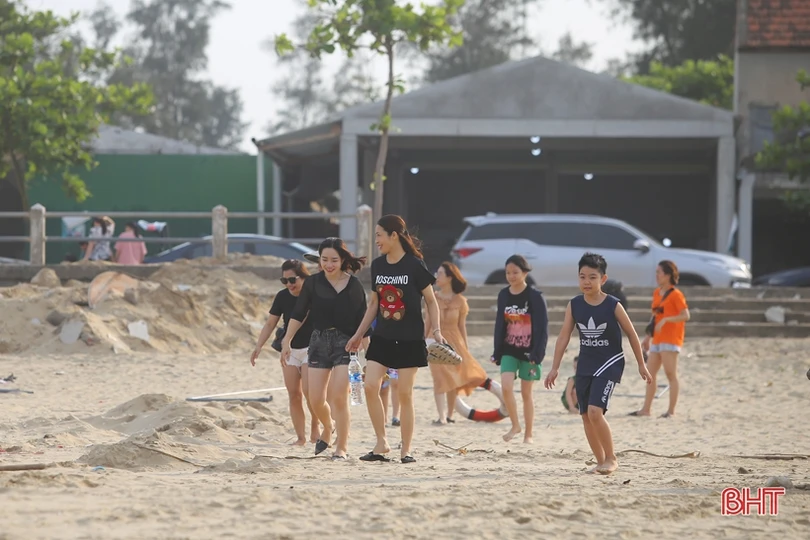 Vừa khởi động mùa du lịch, các bãi biển Hà Tĩnh đã nhộn nhịp du khách