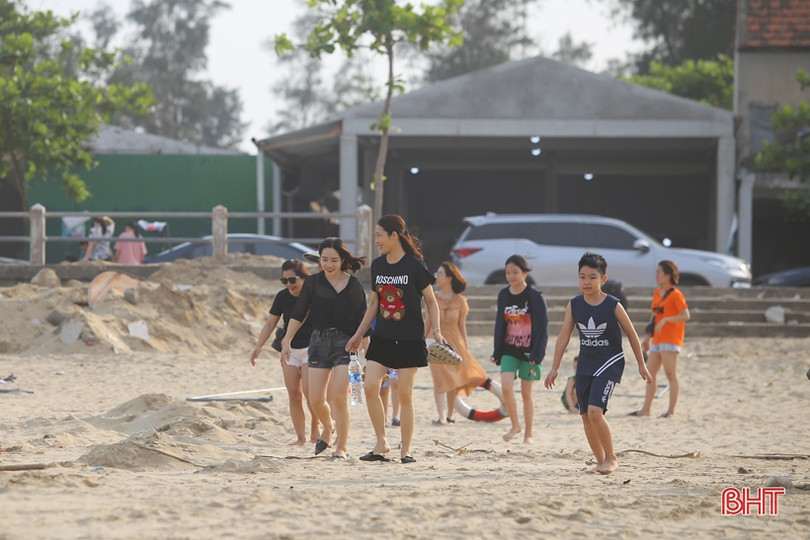 Vừa khởi động mùa du lịch, các bãi biển Hà Tĩnh đã nhộn nhịp du khách