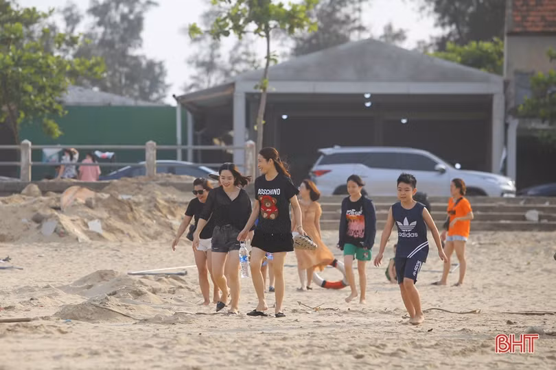 Vừa khởi động mùa du lịch, các bãi biển Hà Tĩnh đã nhộn nhịp du khách