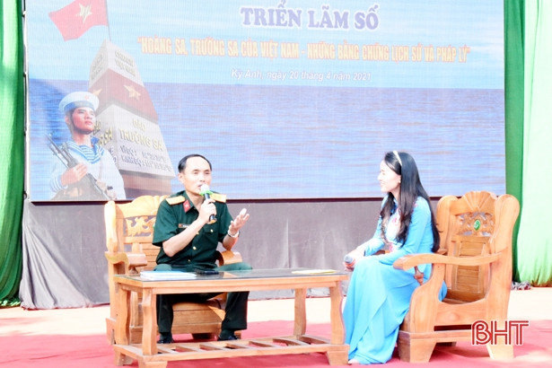 Học sinh Hà Tĩnh tham gia triển lãm số về Hoàng Sa và Trường Sa